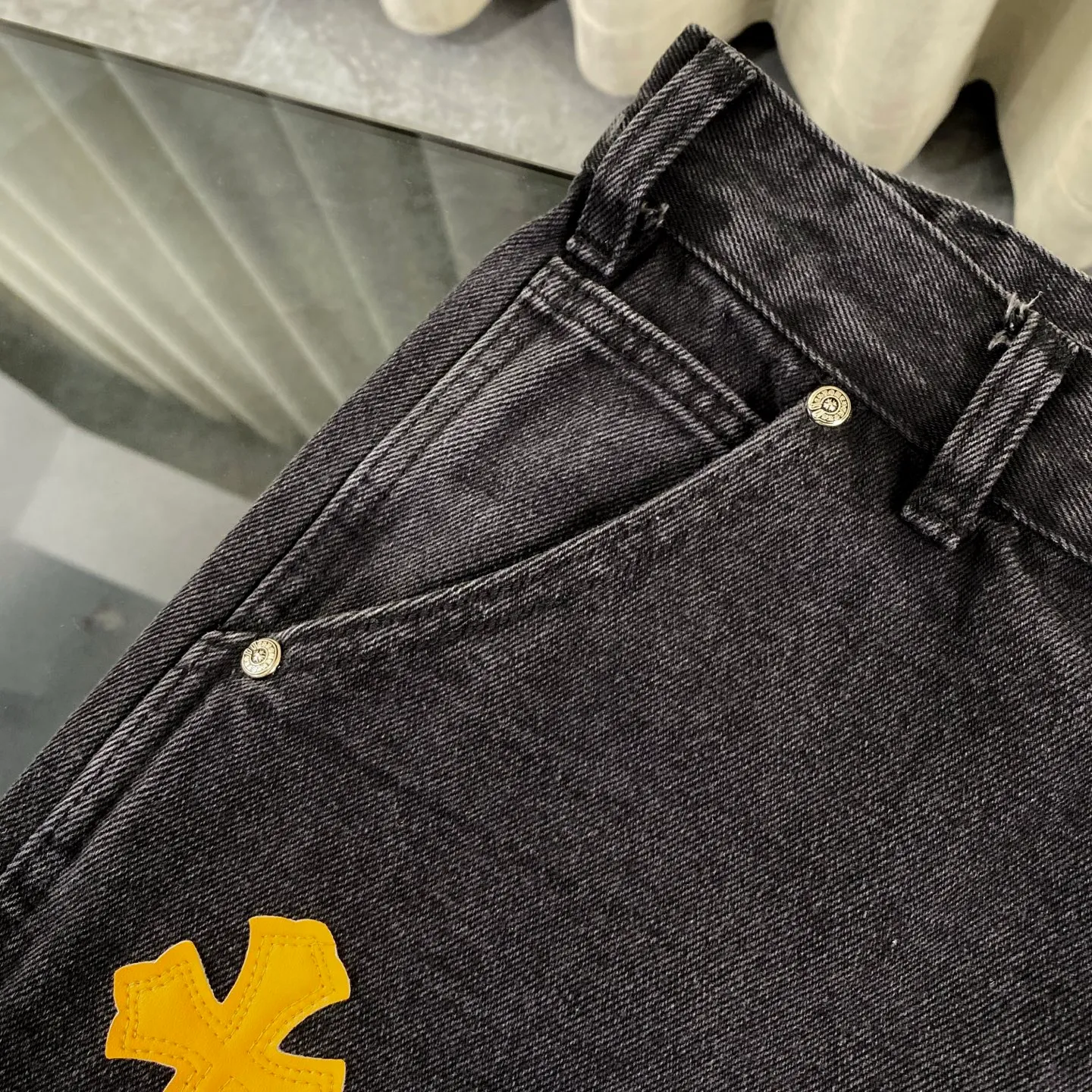 P270 CH Chromehearts yellow leather black denim overalls logging pants, price 34W level, patchwork cross pattern embellishment, washed jeans! ! An absolutely high-end luxury product, a 1.9W-level god-level single product, a super popular product, made by top heavy industry, a magic weapon that cannot be missed! [About Zangyin] This is an extremely luxurious fashion brand that can also be called the aristocracy of the high street. It has always been an exclusive brand for some hipsters or rich second generations. Compared with ordinary high streets, it is more luxurious and noble. Compared with luxury brands, it is more fashionable and individual. It has always been a brand that I have a special liking for. [Top heavy industry fashion design] Consistently high-street luxury style. Speaking of this style, the Zangyin family and GU family are definitely the leading representative brands. Especially the Zangyin family has really achieved a state-of-the-art effect in creating high-street style. The unique washed material is used to create this style. The color system is already quite eye-catching. After it is decorated with patchwork cross flowers, it cleverly highlights the charm of the brand. Secondly, this style uses classic The high-waist cutting design highlights the long legs and fashionable temperament of the upper body. The brand is highly recognizable and the slim fit configuration is more suitable for daily wear. It is a product that interprets personality, fashion, and specifications at a glance. This single product is enough to make any fan excited. It can be a white T-shirt for a youthful college style, or a tight suspender for a royal style. It has strong matching ability and can be easily controlled by men.  [Materials and craftsmanship] Needless to say, this point goes without saying. As an excellent craftsman brand, Zangyin’s requirements for details and craftsmanship are really perfect. The washed color of this model has gone through so many processes, not to mention the embellishment of denim appliques. It is also purely hand-made and sewn. Just like what they believe in, only hand-made things have soul and have the meaning of wear. A top-notch heavy-duty fashionable denim item, I look forward to your perfect interpretation! !  Color: black Size: 30-36